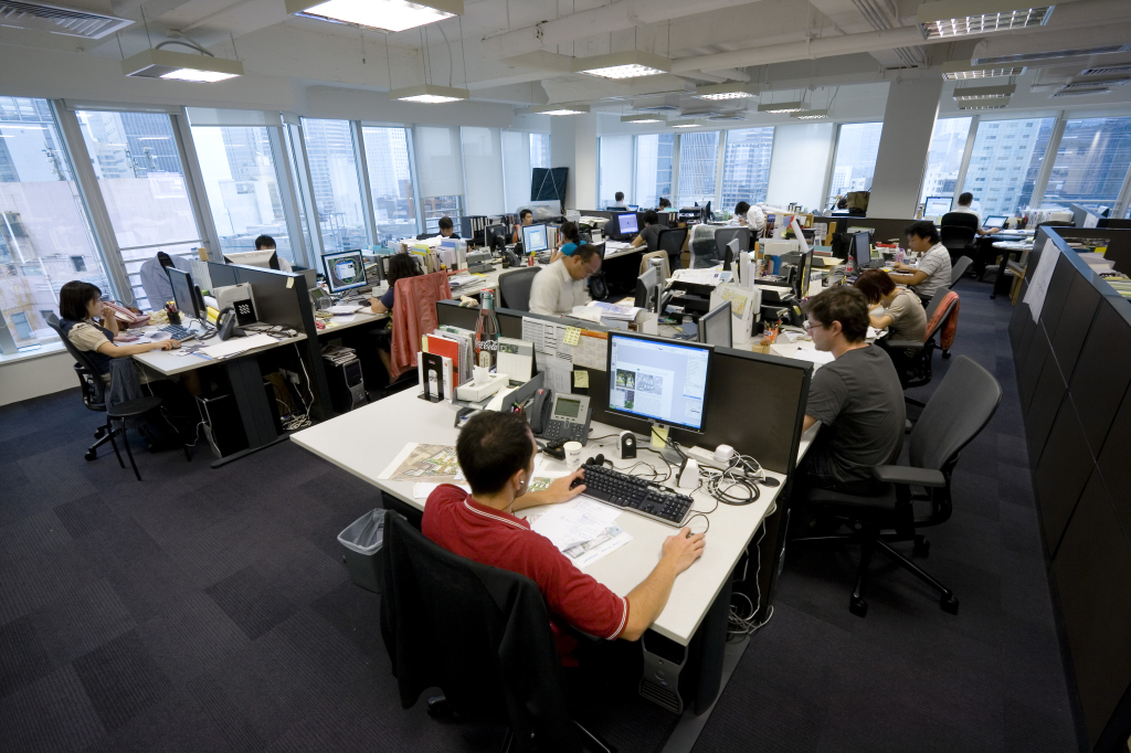 Oficina-con-gente-trabajando-1024x682