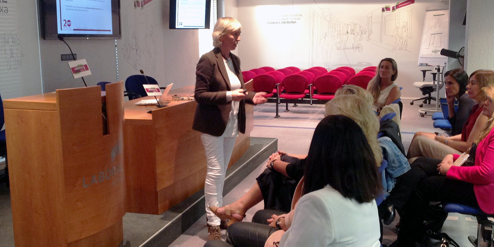 IMG_6621 carolina pérez, presidenta AED, presentación, networking, innovación, aprender, conectar, compartir, mujeres profesionales, progreso, negocios,