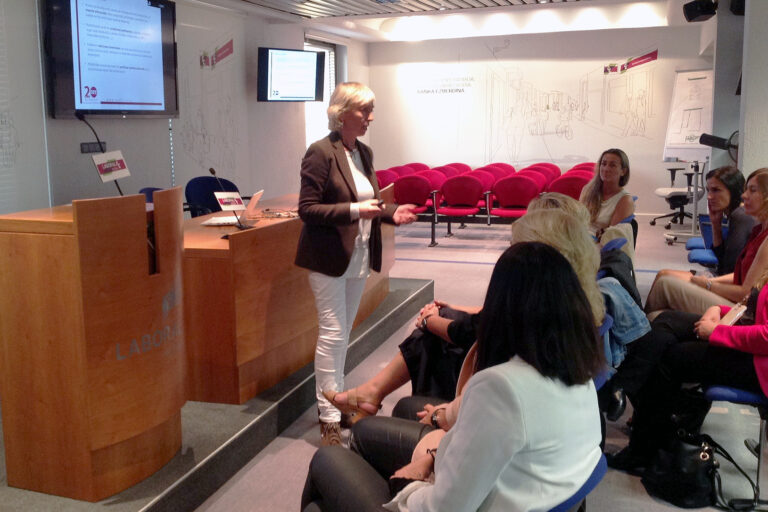 carolina pérez, presidenta AED, presentación, networking, innovación, aprender, conectar, compartir, mujeres profesionales, progreso, negocios,