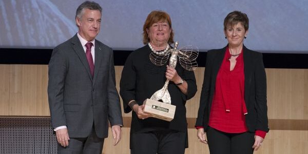 Matilde Elexpuru, expresidenta de AED, Asociación de Empresarias y Directivas de Bizkaia, Premios Comercio y Turismo de Euskadi 2015, lehendakari Iñigo Urkullu entrega Premios Turismo y Comercio 2015, la consejera Arantza Tapia entrega los premios Comercio y Turismo de 2015, Turismo, Comercio, innovación