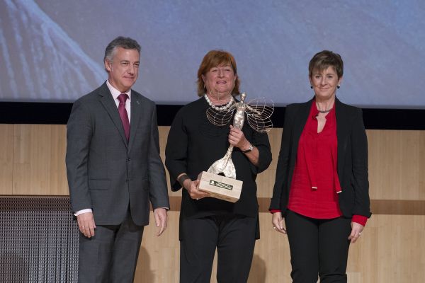 Matilde Elexpuru, expresidenta de AED, Asociación de Empresarias y Directivas de Bizkaia, Premios Comercio y Turismo de Euskadi 2015, lehendakari Iñigo Urkullu entrega Premios Turismo y Comercio 2015, la consejera Arantza Tapia entrega los premios Comercio y Turismo de 2015, Turismo, Comercio, innovación