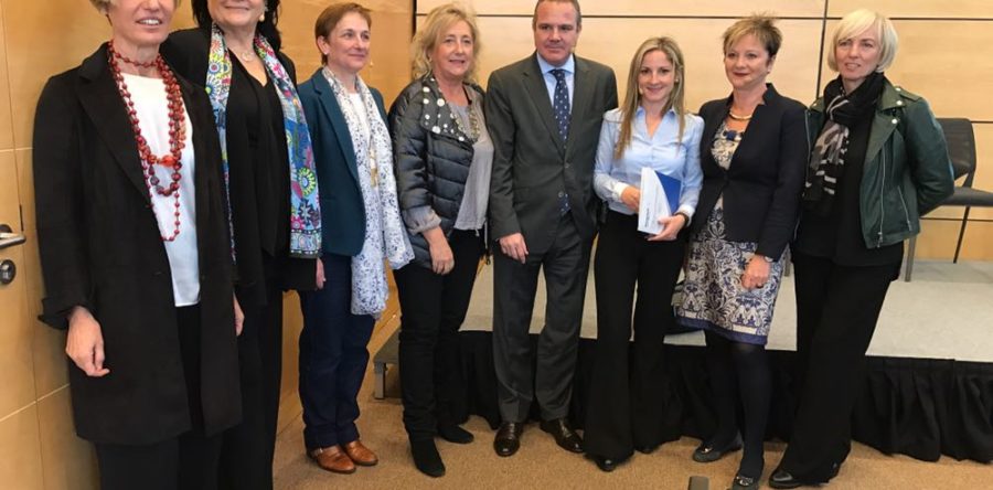 (ES) AED debate sobre la necesidad de un cambio educativo para que las mujeres se incorporen al sector tecnológico.